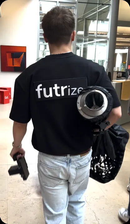 Mitarbeiter mit Kameraausrüstung auf dem Weg zum Dreh