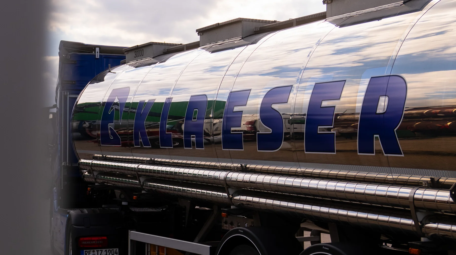 Tankauflieger von Klaeser mit Schriftzug