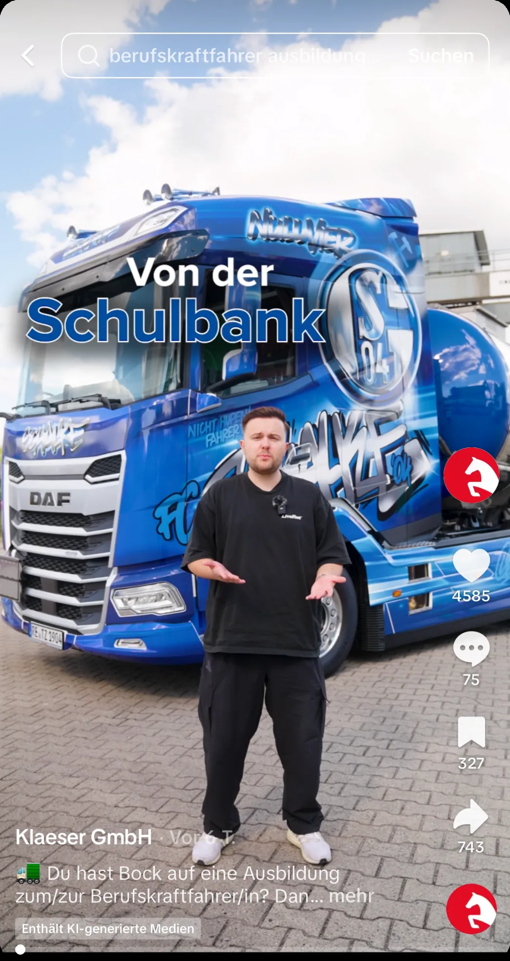 TikTok-Video von Klaeser: Mitarbeiter vor dem Lkw in Königsblau