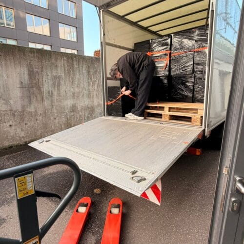 Mercedes-Benz Giveaway Boxen Transport